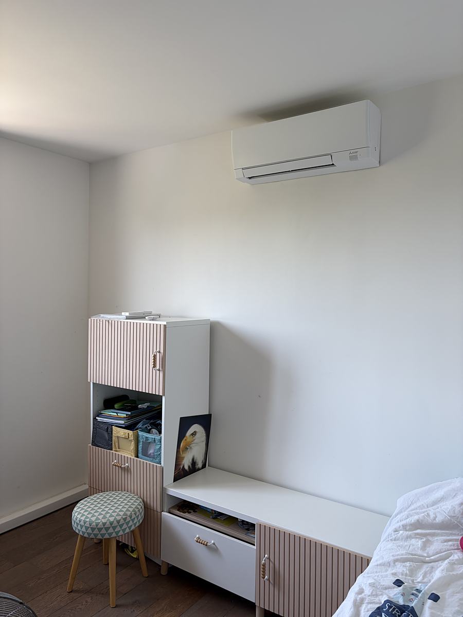 Split mural Mitsubishi Electric posé en chambre par TEMPO, installateur de climatisation à Rambouillet