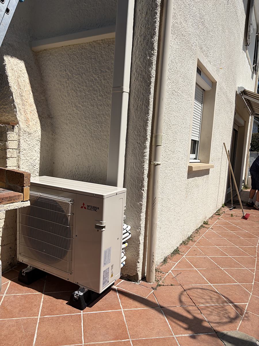 Unité extérieure de climatisation réversible Mitsubishi Electric installée par TEMPO à Rambouillet