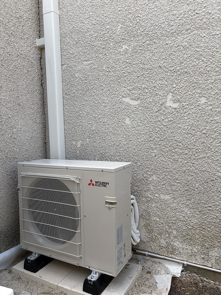 Groupe extérieur Mitsubishi Electric sur socle béton et plots antivibratiles, installation TEMPO dans les Yvelines